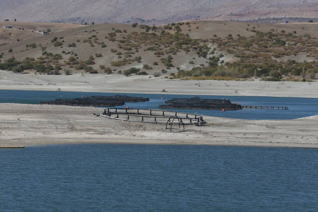 Barajdaki su çekildi, köy enkazı ortaya çıktı, balık kafesleri zeminle buluştu 15